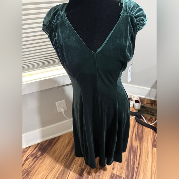 Maggy London Green Sheath Dress with Flutter Cap Sleeves - Picture 1 of 3